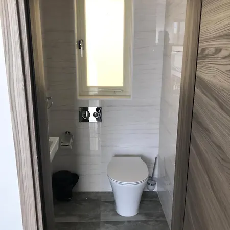 Sir William Strand Apartment *