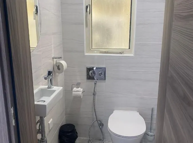 Sir William Strand * Gżira